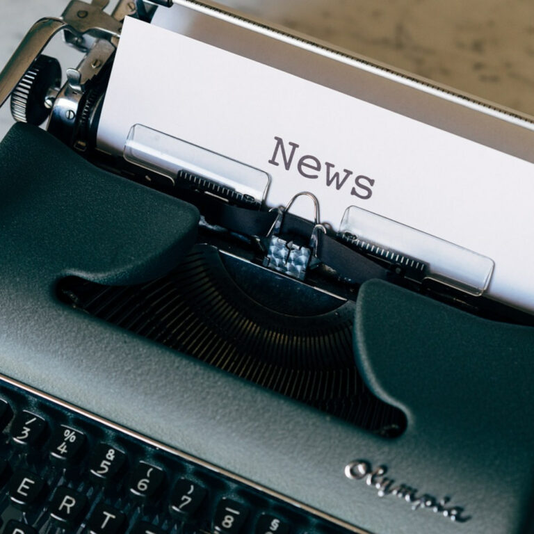 Typewriter with a paper that says News.